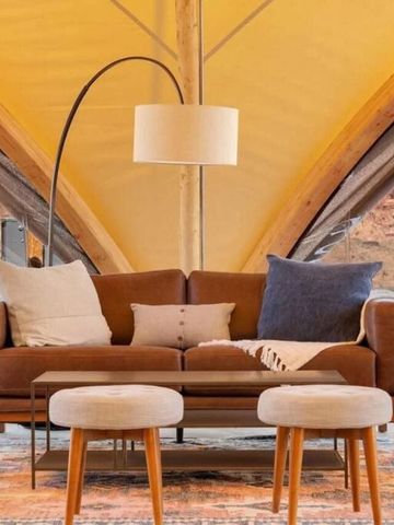 Elegante Lounge mit modernen Möbeln und großem Fenster