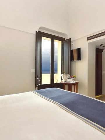Komfortables Hotelzimmer mit Meerblick und elegantem Interieur