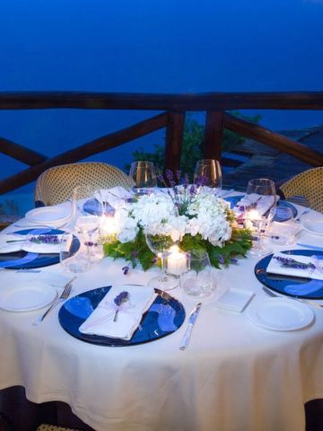 Stimmungsvoll gedeckter Tisch auf Terrasse mit Meerblick