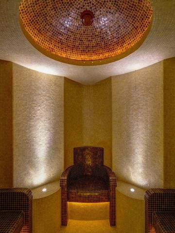 Wellnessraum mit Mosaikdekoration