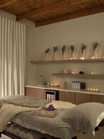 Ruhiger Spa-Raum mit Massagetisch and entspannendem Ambiente