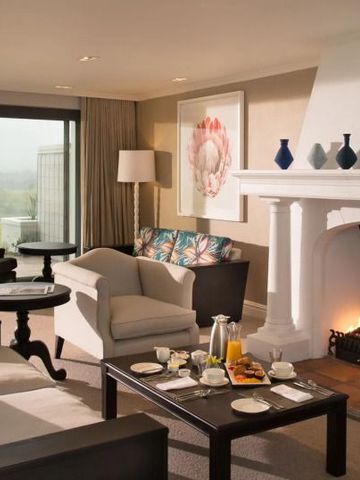 Gemütliches Wohnzimmer mit Kamin und moderner Einrichtung im Hotelmont Rochelle