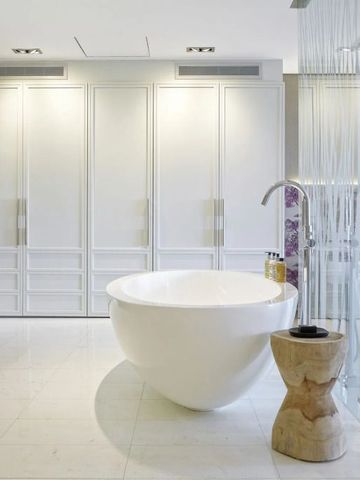 Modernes Badezimmer mit freistehender Badewanne und Glaswand im Hotelmont Rochelle