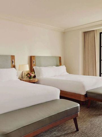 Innenansicht eines eleganten Hotelzimmers mit zwei Doppelbetten