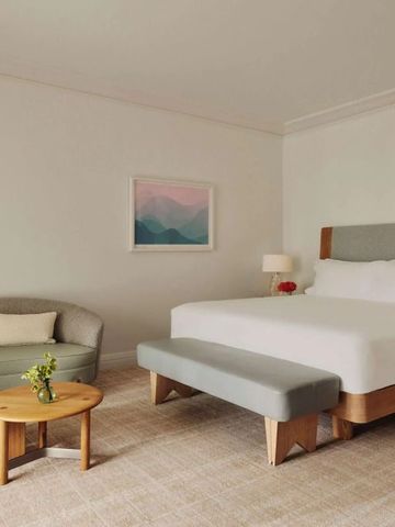 Großzügiges Hotelzimmer mit King-Size-Bett und Sitzbereich