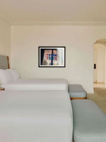 Modernes Zimmer mit zwei Betten und minimalistischer Einrichtung