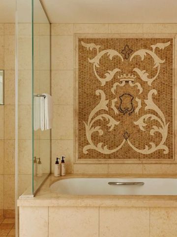 Badezimmer mit kunstvollem Mosaik über der Badewanne