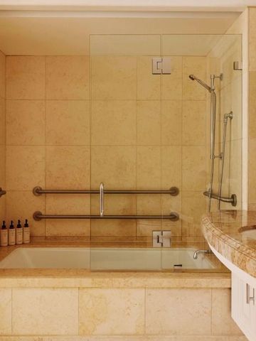 Elegantes Badezimmer mit Dusche und hochwertigen Armaturen