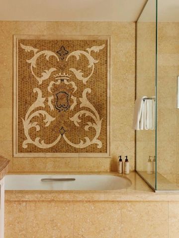 Elegantes Badezimmerdesign mit dekorativer Wandfliese in warmen Farbtönen