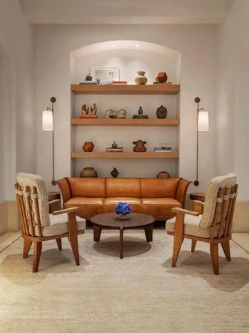 Gemütliche Lounge mit stilvollen Sesseln und dekorativen Objekten