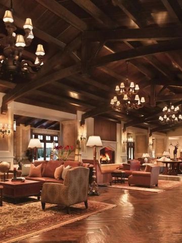 Prächtige Lobby mit reich verzierter Holzdecke und großen Kronleuchtern.