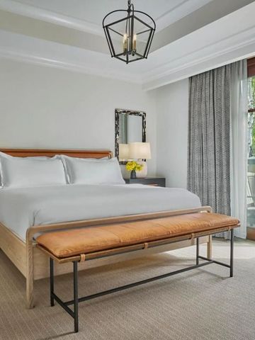 Einladendes Schlafzimmer mit großem Bett und Balkon im Montage Deer Valley.