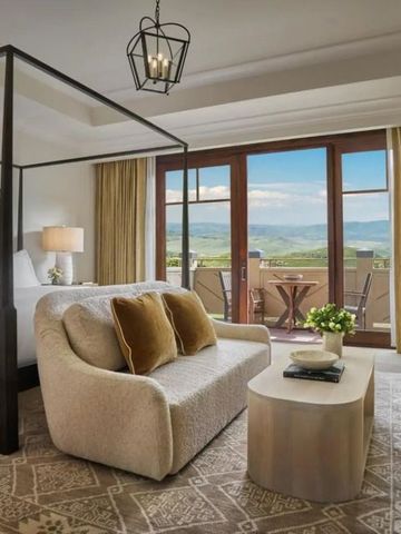 Geräumiges Zimmer mit Himmelbett und Terrasse mit Bergblick