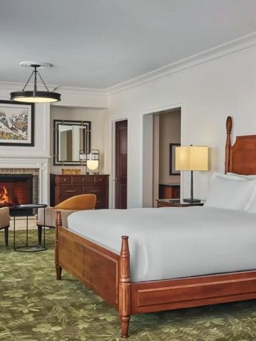 Luxuriöses Schlafzimmer mit Kamin und stilvollen Möbeln