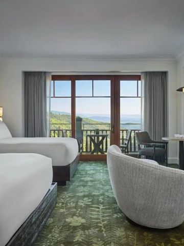 Zimmer mit zwei Betten, Balkon und Blick auf die Berge