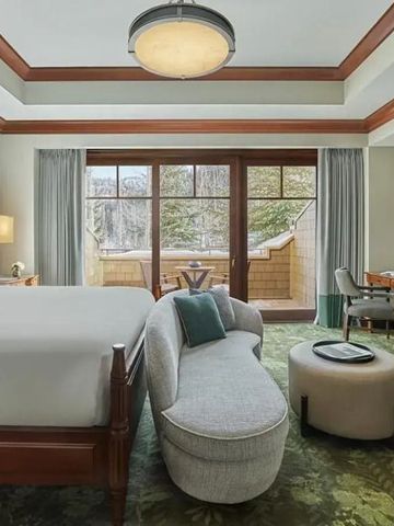 Helles Zimmer mit Zugang zur Terrasse und einem Schreibtisch