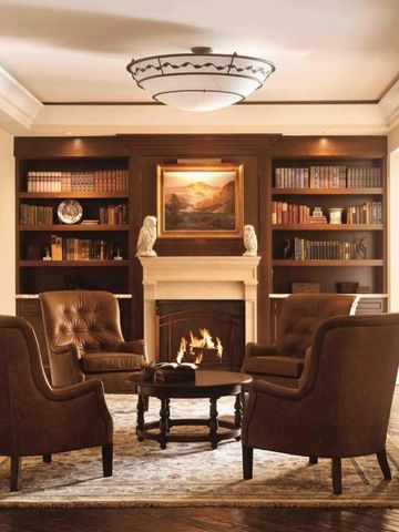 Elegante Lounge mit Kamin und Bücherschränken im Hotel.