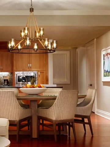 Elegant gestaltetes Esszimmer mit stilvollem Kronleuchter und geräumigem Tisch.