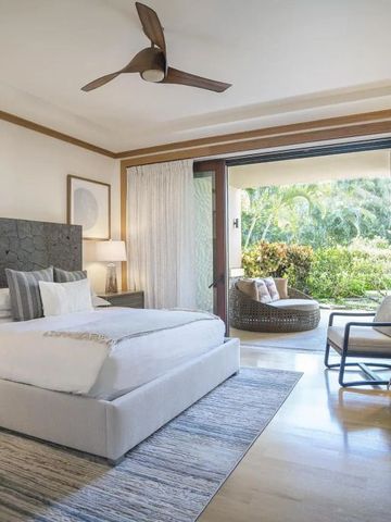 Luxuriöses Schlafzimmer mit Blick auf tropischen Garten