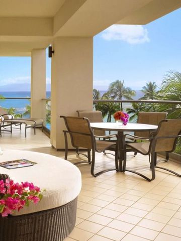 Terrasse mit Meerblick und bequemen Sitzgelegenheiten