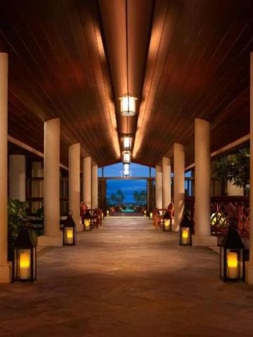 Eingangsbereich mit Säulen und Meerblick