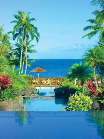 Tropische Poolanlage mit Meerblick