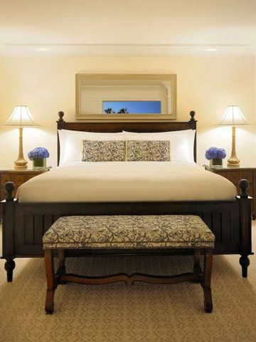 Gemütliches Schlafzimmer mit großem Bett und klassischen Möbeln