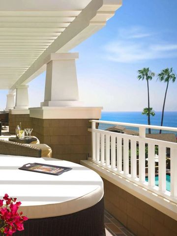 Terrasse mit Blick auf Palmen und das Meer