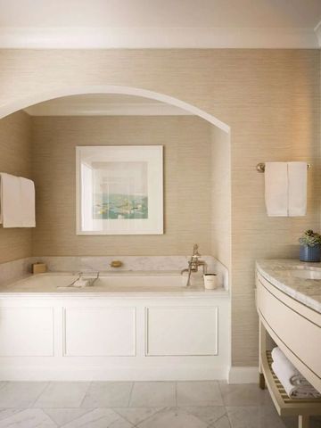 Luxuriöses Badezimmer mit Badewanne und Bademantel