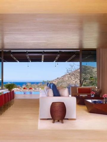 Weitläufige Suite mit offenem Wohnbereich und Ausblick auf Pool und Meer