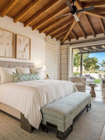 Luxuriöses Schlafzimmer mit offenem Zugang zur Terrasse und Meerblick