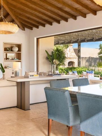 Helle Lounge mit Essbereich und Blick in den grünen Garten