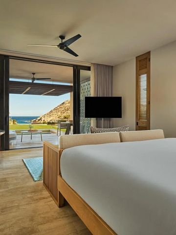 Luxuriöses Schlafzimmer mit Meerblick und privater Terrasse