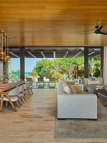 Luxuriöser Wohnbereich mit Esstisch und Blick auf Terrasse