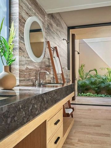 Modernes Badezimmer mit großzügigem Waschbecken und Außenbereich