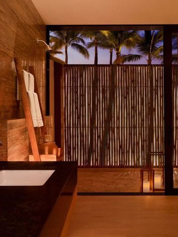 Stilvolles Badezimmer bei Nacht mit Bade- und Duschbereich