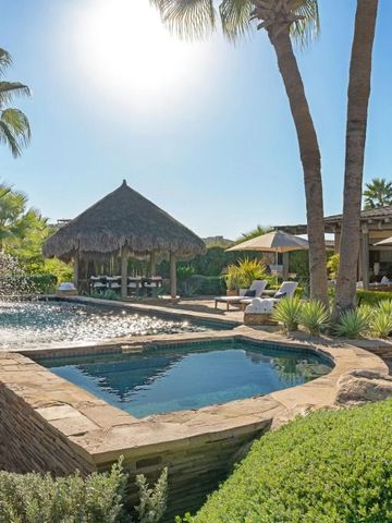 Einladender Poolbereich mit Palmen und Liegen im Sonnenschein