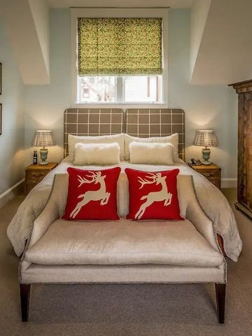 Gemütliches Schlafzimmer mit bequemer Sitzecke und rustikalen Möbeln