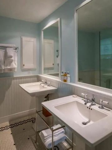 Modernes Badezimmer mit zwei Waschbecken und großer Spiegelwand