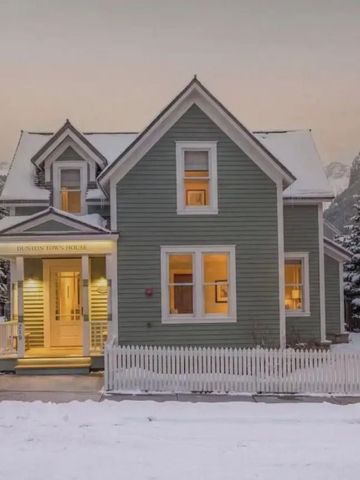 Winterliche Hausfassade mit Veranda und Schnee