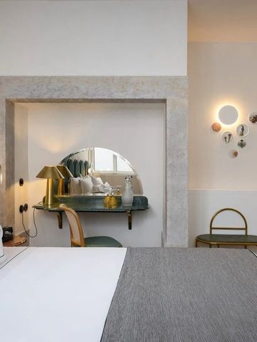 Elegantes Zimmer mit stilvollem Schreibtisch und moderner Dekoration im Montebelo Vista Alegre Hotel