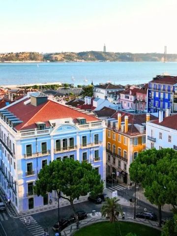 Panoramablick auf Lissabon mit bunten Gebäuden und Fluss im Hintergrund