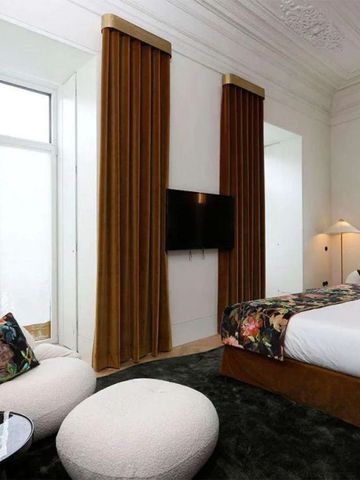 Luxuriöses Hotelzimmer mit eleganter Einrichtung und hohen Decken