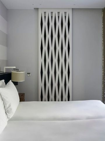 Minimalistisches Zimmerdesign mit hellen Farben und modernen Akzenten.