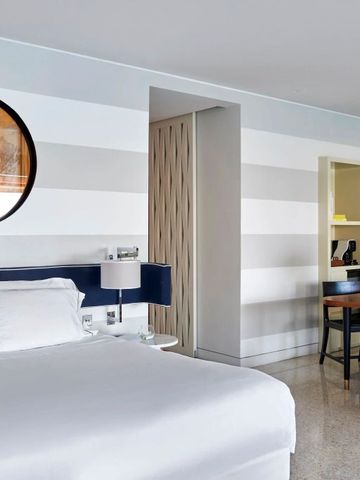 Großzügiges Zimmer mit modernem Dekor und gemütlicher Sitzecke.