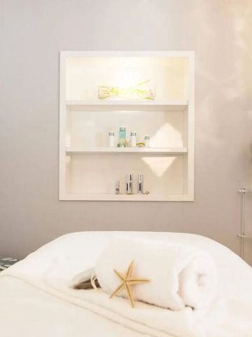 Eleganter Spa-Raum mit Handtüchern und Orchidee