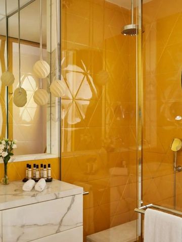 Orangefarbenes Badezimmer mit modernem Design und Dekoration