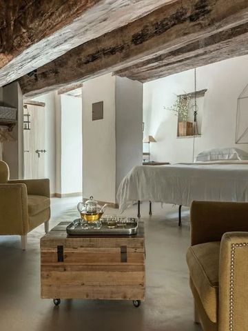 Gemütlicher Wohnbereich mit rustikalem Charme und Leseecke im Zimmer.