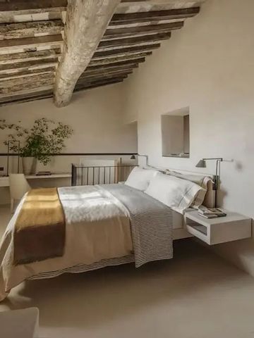 Charmantes Schlafzimmer mit Holzdecke und minimalistischer Einrichtung.