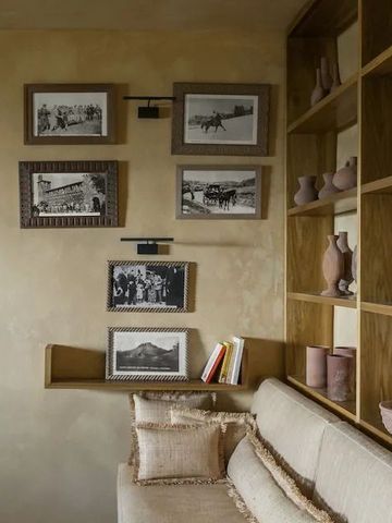 Gemütliche Lounge mit dekorativen Kunstwerken und Regalwand